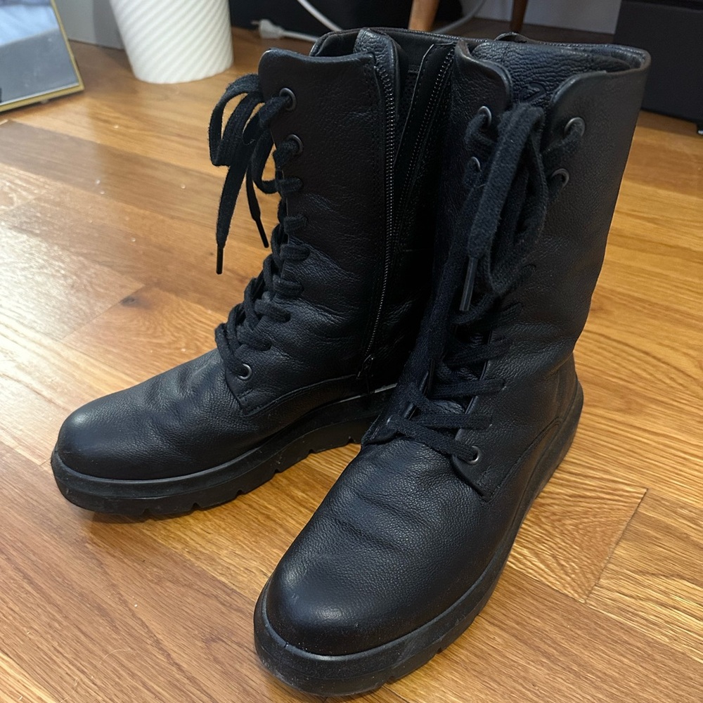 Ecco All- season leather boot with zipper and lace enclosure